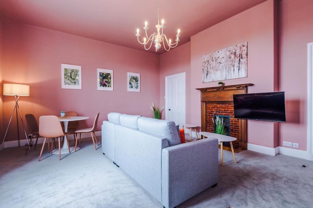 Pink Palace - Central Apartment 切斯特 外观 照片