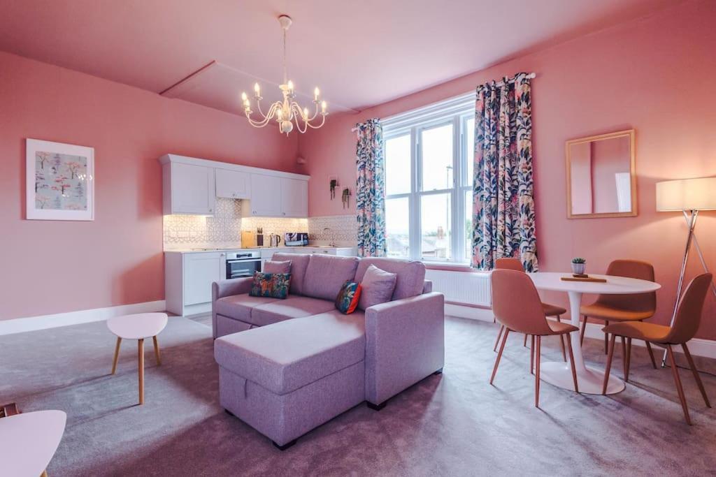 Pink Palace - Central Apartment 切斯特 外观 照片