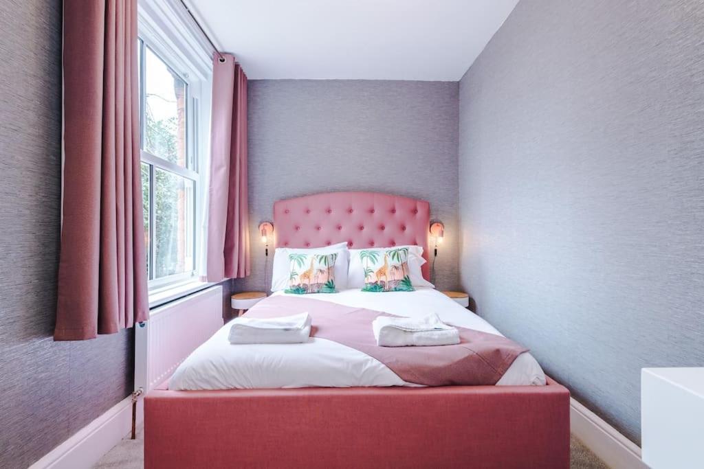 Pink Palace - Central Apartment 切斯特 外观 照片