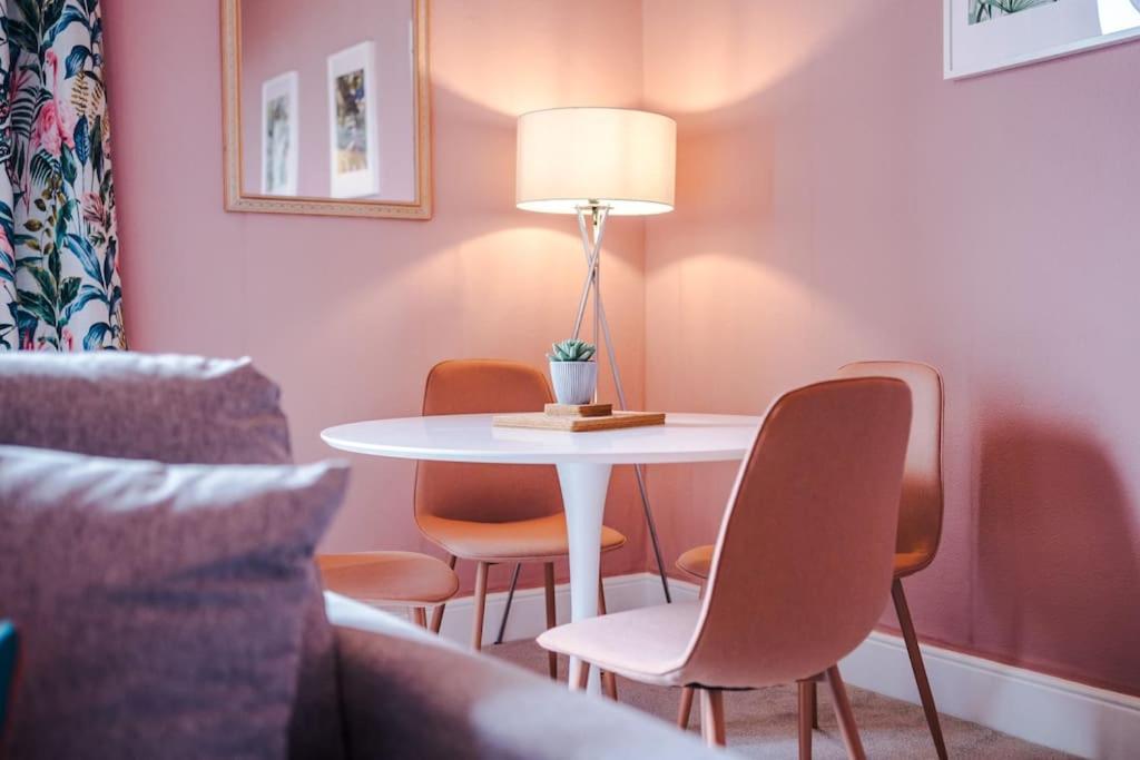 Pink Palace - Central Apartment 切斯特 外观 照片