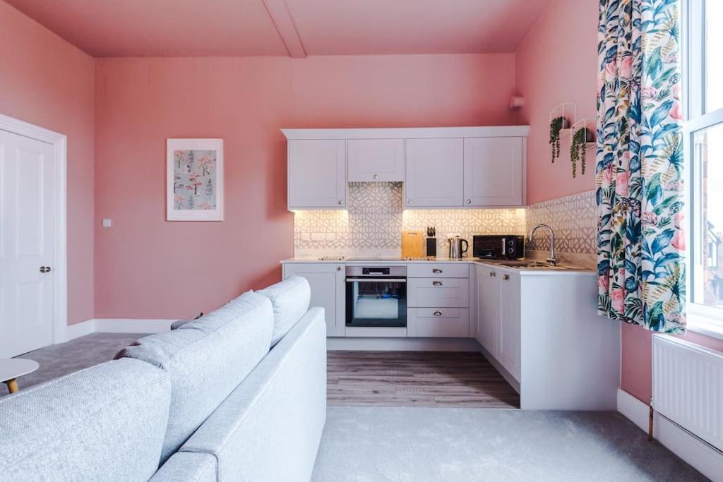 Pink Palace - Central Apartment 切斯特 外观 照片