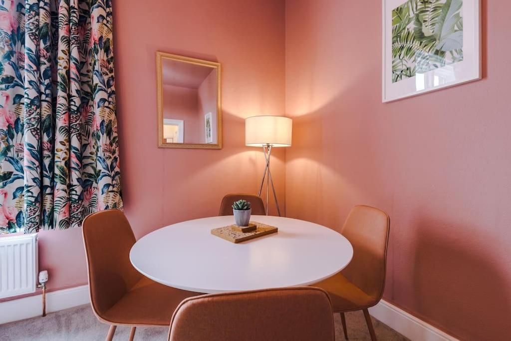 Pink Palace - Central Apartment 切斯特 外观 照片