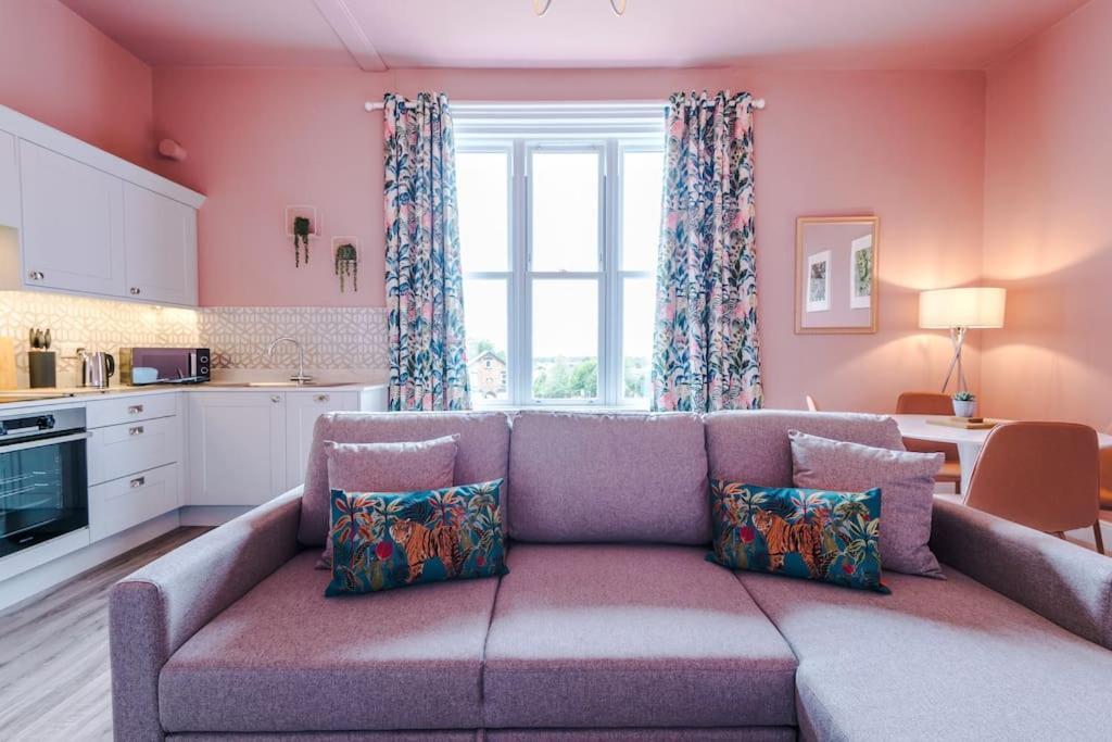 Pink Palace - Central Apartment 切斯特 外观 照片